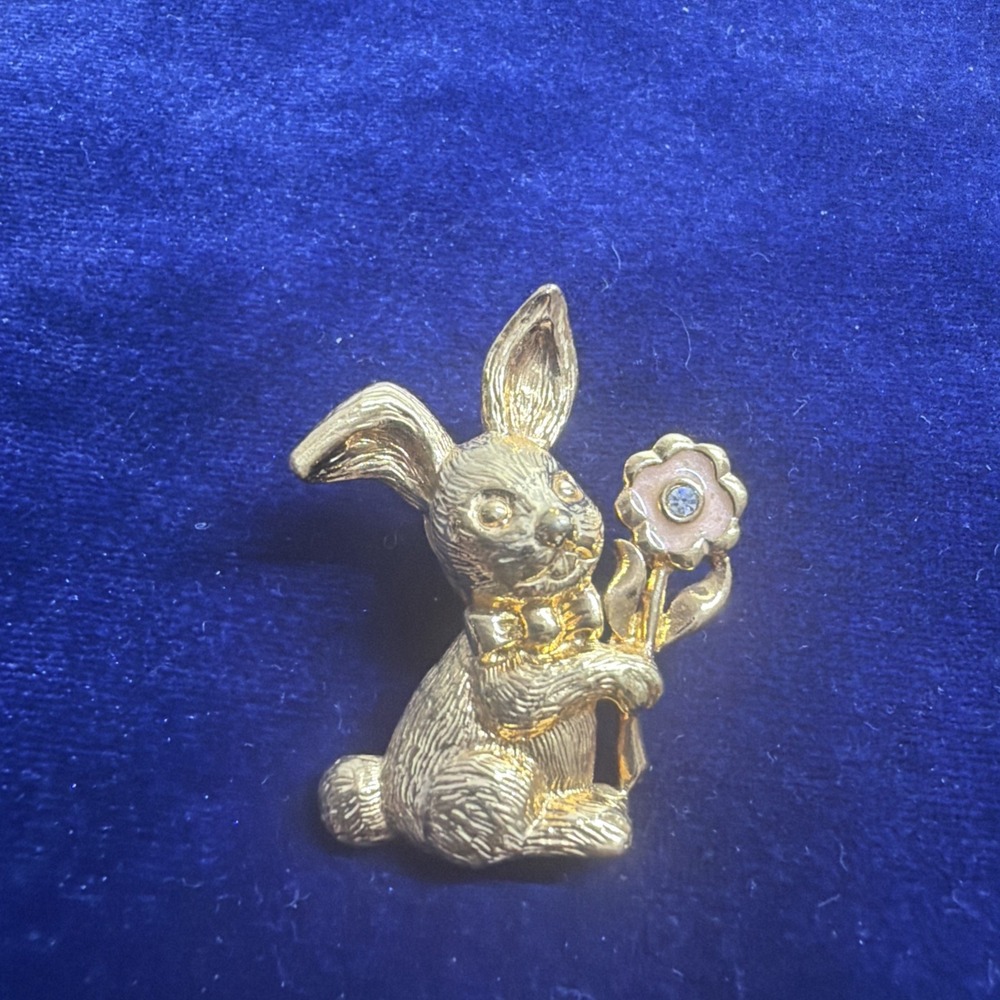 Vintage Gold Tone Bunny Rabbit With Enamel Flower Collectible Pin